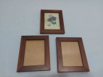 Lote de 3 porta retratos retangulares com moldura em madeira. Medindo a moldura 15cm x 12cm.