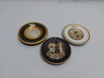 Lote de 3 pequenos pratos decorativos em porcelana com ouro. Medindo 11cm de diâmetro.