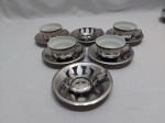 Jogo de 4 xícaras de café em porcelana Schmidt friso prata com 6 suportes e pires em aço inox Tramontina.