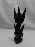 Escultura na forma de totem em madeira. Medindo 26cm de altura.
