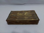 Caixa retangular em bronze trabalhado. Medindo 187cm x 210cm x 4cm de altura.