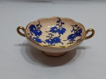 Bowl com 2 alças e pé em porcelana Weiss, flor azul e friso ouro. Medindo 13cm de diâmetro x 5,5cm de altura.