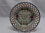 Prato decorativo em porcelana Portuguesa com borda vazada. Medindo 20cm de diâmetro. Restaurado.