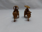 Lote de 2 Riquixás decorativos em resina. Medindo 8cm de altura.