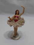 Linda escultura de bailarina em porcelana Renner. Medindo 13cm de altura.