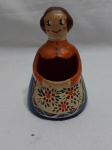 Suporte para talher na forma de cozinheira em cerâmica. Medindo 14cm de altura.