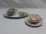 Lote de 2 xícaras de chá em porcelana, sendo uma com pires sanduicheira. Medindo o pires 29cm x 18cm.