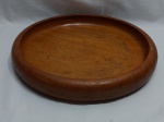 Bandeja redonda, centro de mesa em madeira. Medindo 39cm de diâmetro x 5,5cm de altura.