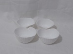 Jogo de 4 bowls em vidro milkglass na forma de concha. Medindo 11,5cm de diâmetro x 5cm de altura.