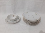 Lote de xícara de chá com 7 pratinhos de bolo em porcelana alemã Bavaria, floral com friso ouro. Medindo o prato de bolo 17cm de diâmetro.
