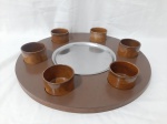 Bandeja em madeira com petisqueira central em aço inox e 6 cumbucas em cerâmica. Medindo a bandeja cm de diâmetro.