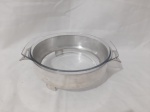Travessa redonda em vidro temperado com suporte em aço inox. Medindo a travessa 23cm de diâmetro x 6,5cm de altura.
