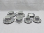 Jogo de 4 xícaras de chá com 3 pires e 2 xícaras de café com 6 pires em porcelana Real com guirlanda floral e friso prata.