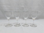 Jogo de 4 taças de vinho branco em cristal lapidado Saint Louis. Medindo 7cm de diâmetro x 14cm de altura.