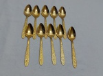 Jogo de 10 colheres de sorvete em metal dourado com flores em relevo. Medindo 15ccm de comprimento.