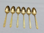 Jogo de 6 colheres de sopa em metal dourado com flores em relevo. Medindo 18ccm de comprimento.