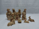 Presépio com 11 peças em resina. Medindo o maior 13cm de altura.