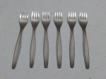 Jogo de 6 garfos de mesa em aço inox Hercules. Medindo 19cm de comprimento.