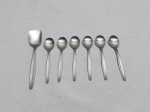 Jogo de 6 colheres de café com colher de açucareiro em aço inox Hercules. Medindo a colher de café 10cm de comprimento e a de açucareiro 13cm de comprimento.