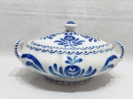 Linda sopeira oval com 2 alças e tampa em porcelana azul e branco. Medindo cm 27cm x 20cm x 10cm de altura. Leve bicado na tampa.