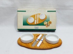 Jogo de 2 bowls para pasta, 2 espátulas e 1 suporte em madeira da marca Tramontina. Medindo suporte 28cm x 16cm.