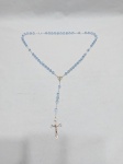 Lindo terço em cristal azul com acabamento em metal prateado, feito na Itália. Medindo 54cm de comprimento.