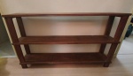 Estante com 3 andares em madeira. Medindo 170cm x 28cm x 100cm de altura.