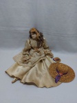 Antiga boneca Ralf Doll da década de 20, corpo em porcelana e revestida em seda. Medindo 48cm de comprimento.