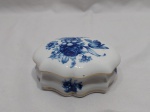 Caixa oval em porcelana portuguesa com borda recortada. Medindo 13,5cm x 9cm x 4cm de altura.