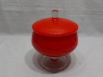 Compoteira, bomboniere em vidro vermelho. Medindo 17cm de diâmetro de boca x 17cm de altura.