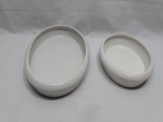 Jogo de 2 travessas ovais em porcelana branca com relevos. Medindo a maior 35,5cm x 21cm x 6cm de altura.