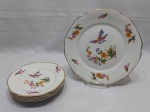Prato de bolo com 5 pratinhos em porcelana Mauá, floral com friso ouro. Medindo o prato de servir 23,5cm de diâmetro. Um dos pratinhos com leve bicado.