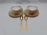 Par de xícaras de chá em porcelana Luiz XV, com colher em aço inox dourado.