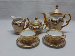 Jogo de servir café com 5 peças em porcelana Luiz XV, com detalhes ouro. Composto de 2 xícaras com pires, bule, leiteira e açucareiro.