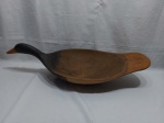 Centro de mesa, fruteira na forma de pato em madeira. Medindo 84cm x 30cm x 22cm de altura.