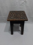 Banqueta quadrada em madeira ricamente entalhada. Medindo 22cm x 22cm x 31,5cm de altura.