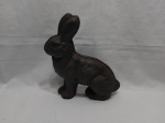 Enfeite na forma de coelho em ferro. Medindo 28cm x 24cm.