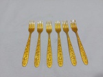 Jogo de 6 garfos de bolo em aço inox dourado. Medindo 14cm de comprimento.