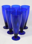 Seis tulipas em vidro translúcido na cor azul cobalto. Alt. 18 cm.
