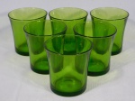 Seis copos em grosso vidro translúcido na cor verde. Marcados DURALEX, FRANCE. Alt. 8 cm.