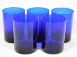 Cinco copos em vidro translúcido na cor azul cobalto. Alt. 9,5 cm.
