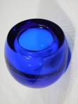 Vaso boleado em grosso vidro translúcido na cor azul cobalto. Apresenta bicado na borda. Medida 9 x 9 cm.