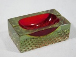 Cinzeiro em grosso bloco de vidro de murano com interior na cor vermelha. Apresenta leves bicados na base. Medida 5 x 13 x 8 cm.