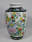Vaso em porcelana branca oriental, decorado com flores e folhagens em policromia. Marcado no fundo. Medida 30 x 18 cm.