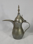 Antigo bule árabe em metal espessurado a prata decorado com palmeiras. Marcado no fundo. No estado. Alt. 28cm.