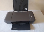 Impressora HP Deskjet 1000, bivolt. Acompanha fonte de energia. Não testada e sem garantias de funcionamento.