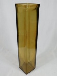 Vaso retangular em grosso vidro translúcido na cor marrom. Medida 45 x 9 x 9 cm.
