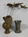 Duas peças, sendo grande taça em estanho e vaso bojudo em metal dourado com 5 flores decorativas em metal. Ambos no estado. Alt. da flor 41 cm