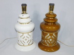 Dois abajoures em porcelana, um branco e um marrom, para 2 luzes sendo uma interna, corpo decorado com vazados. Alt. 36 cm.
