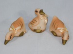 Três esculturas em biscuit policromado representando patos. Alt. do maior 10 cm.